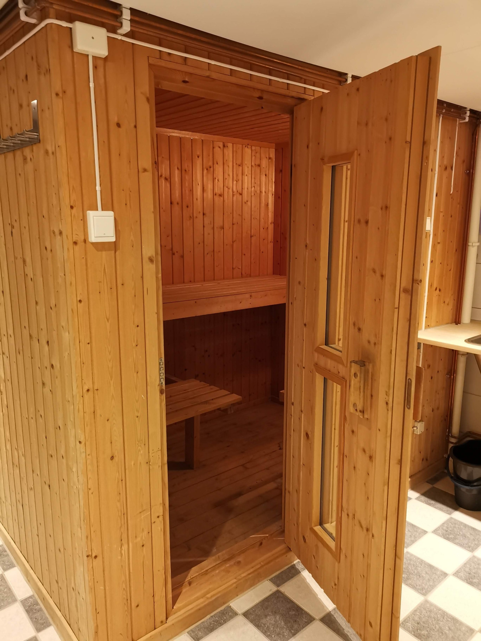 På badet er det en sauna som kan brukes som bod (strømmen er itilkoblet etasjen over og må ev. endres hvis den skal brukes som sauna) Galleribilde