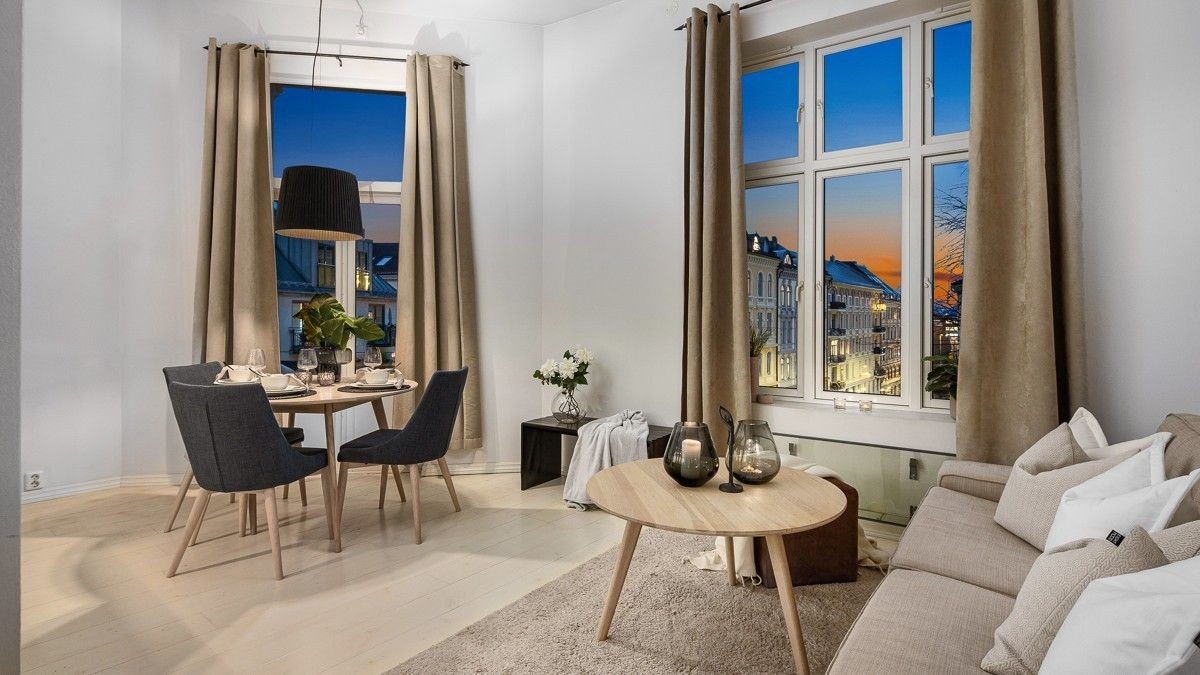 Planløsningen gir god plass til sofagruppe og spisebord Galleribilde