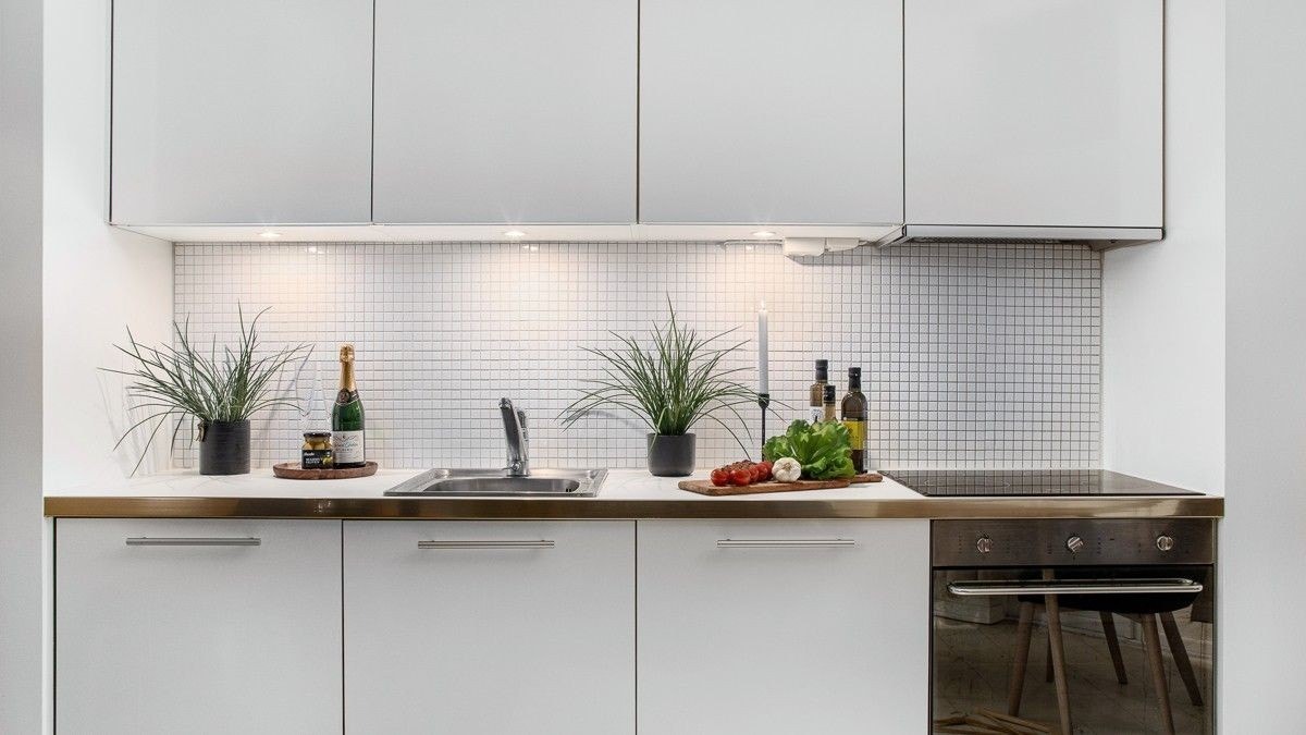 Integrerte hvitevarer med platetopp, stekeovn, oppvaskmaskin og benkekjøleskap Galleribilde