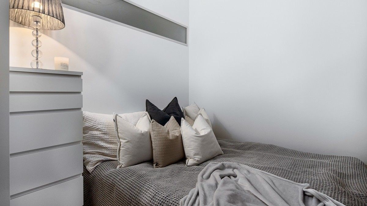 Lyst og luftig soverom med god plass til dobbeltseng, nattbord og med garderobeløsning Galleribilde