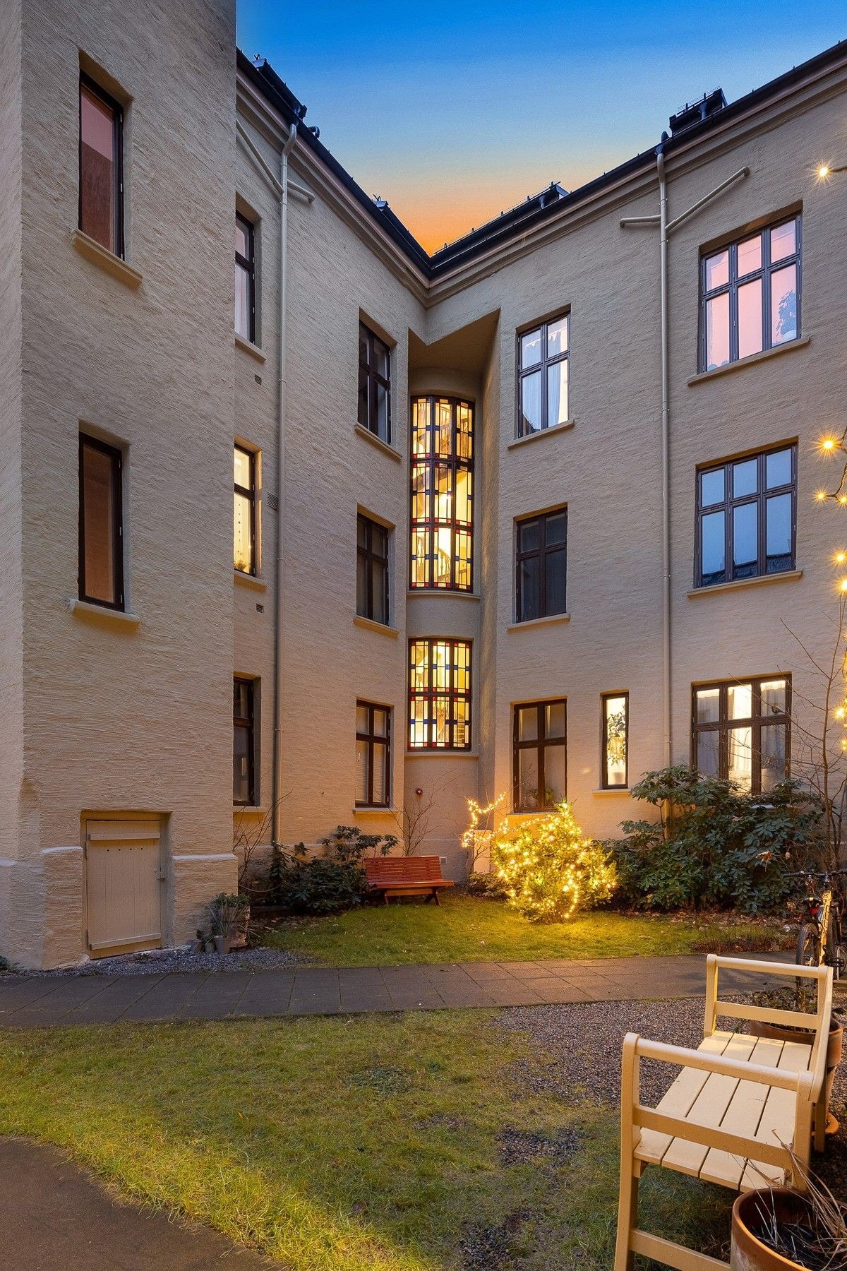 Fellesareal med pent opparbeidet gårdsrom Galleribilde