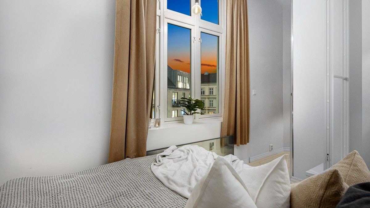 Lyst og luftig soverom med god plass til dobbeltseng, nattbord og med garderobeløsning Galleribilde