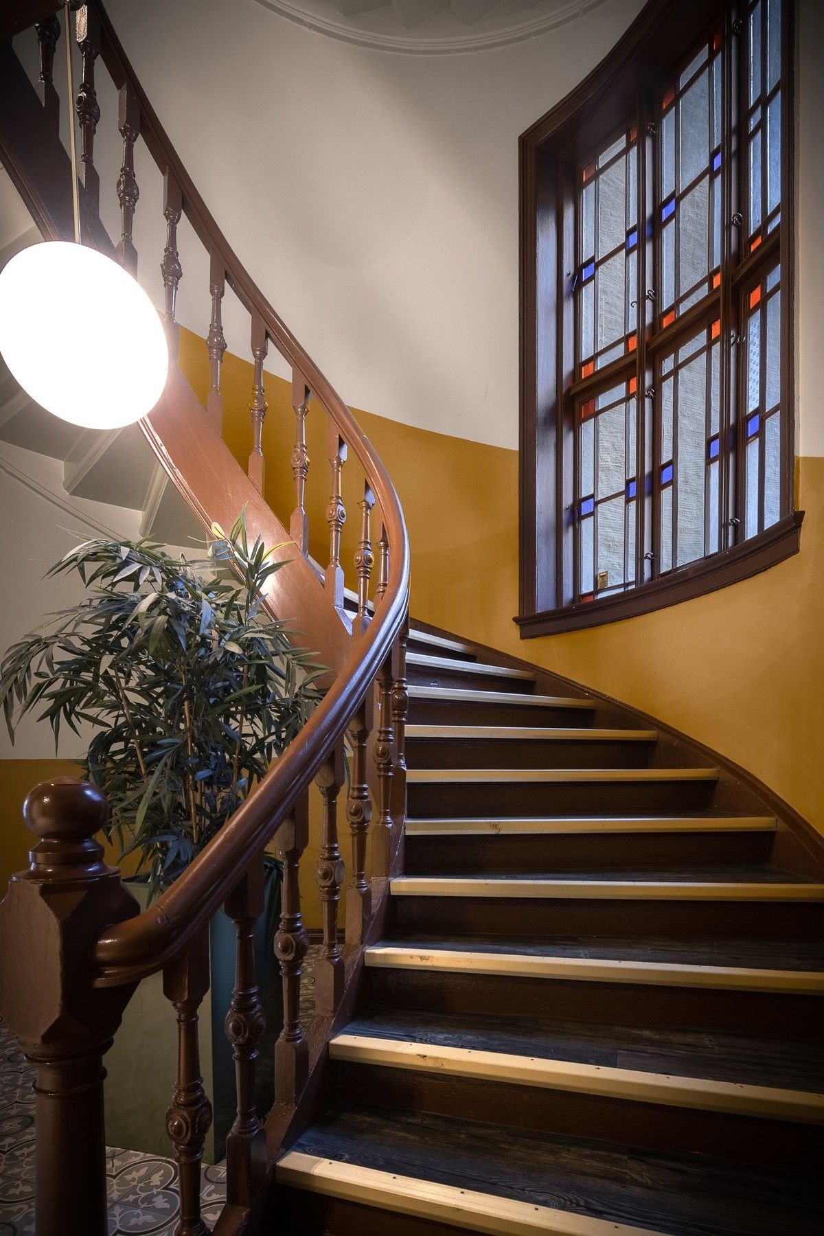 Delikat og oppusset trapperom og inngangsparti Galleribilde