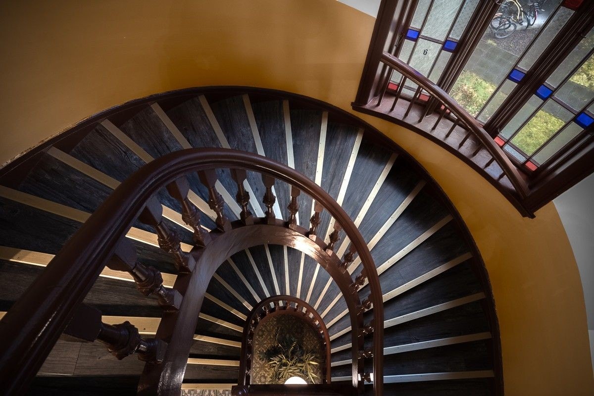 Delikat og oppusset trapperom og inngangsparti Galleribilde