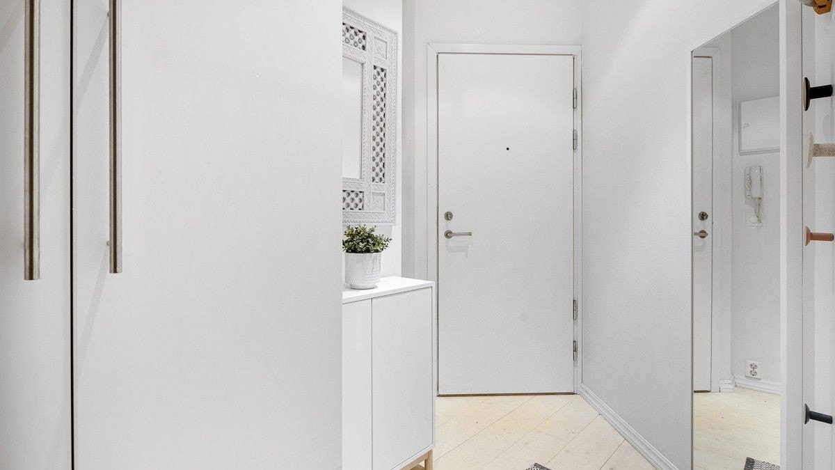 Garderobeskap i entreen Galleribilde