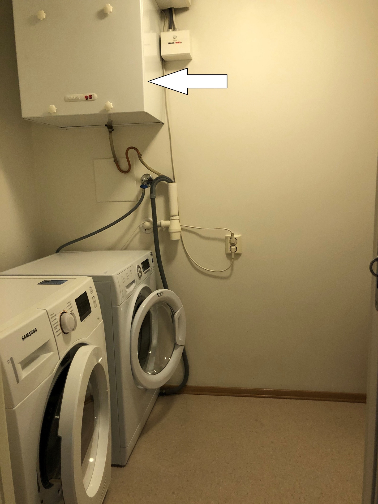 Vaskerom med vaskemaskin Galleribilde