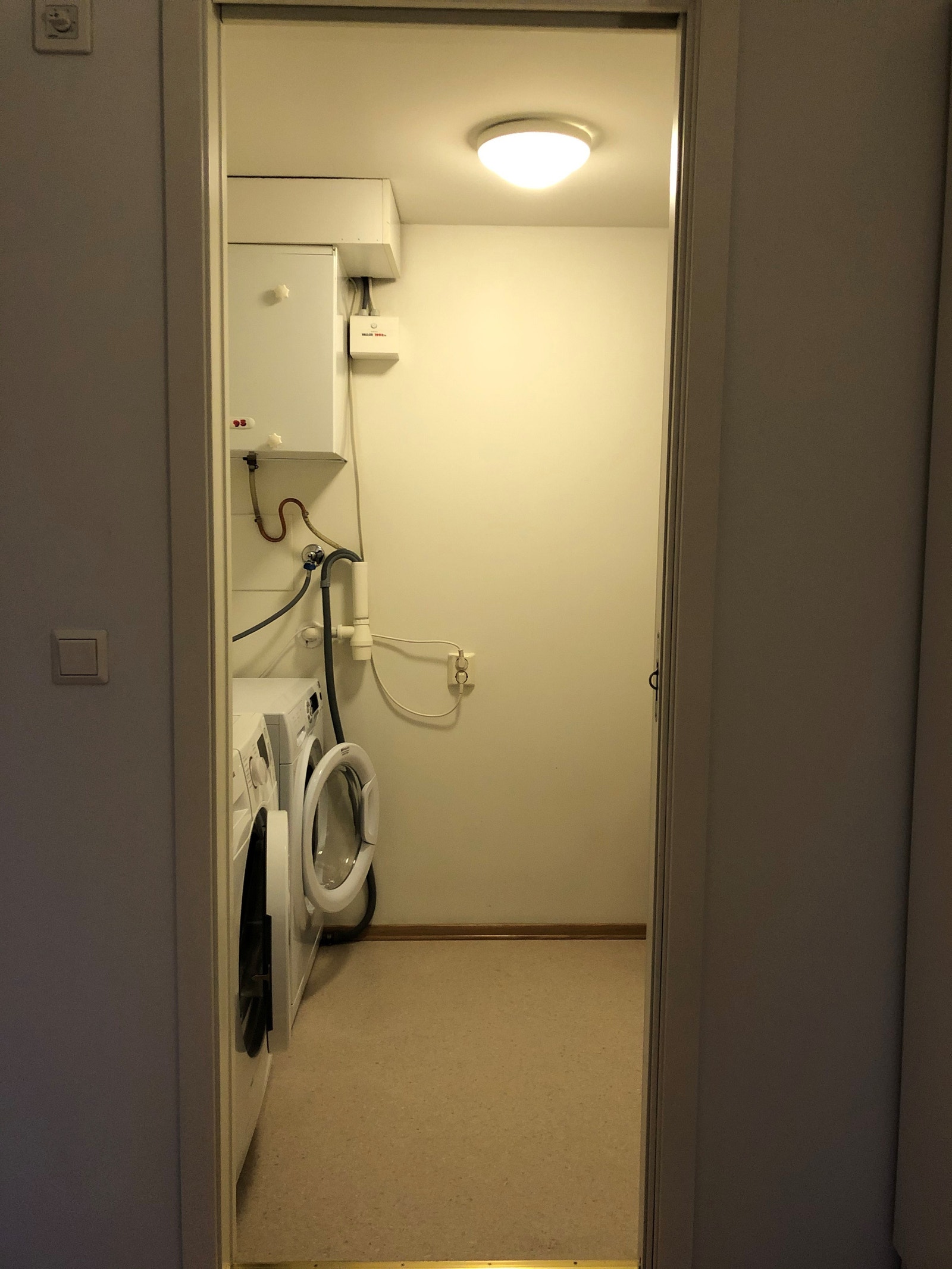 Vaskerom med vaskemaskin Galleribilde