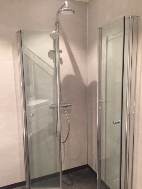 Dusjhjørne m/ leddet dusjdør. Galleribilde