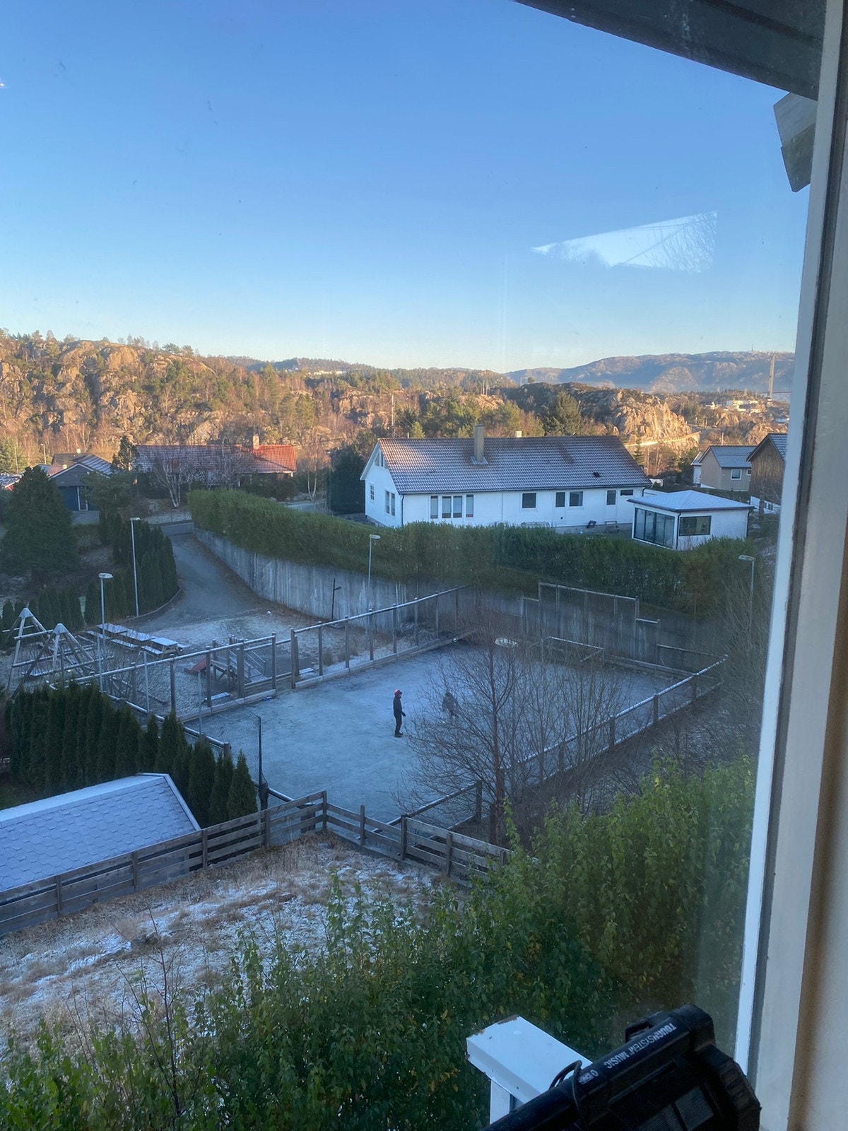 Fotballbane/lekeplass sett fra stuen. Galleribilde