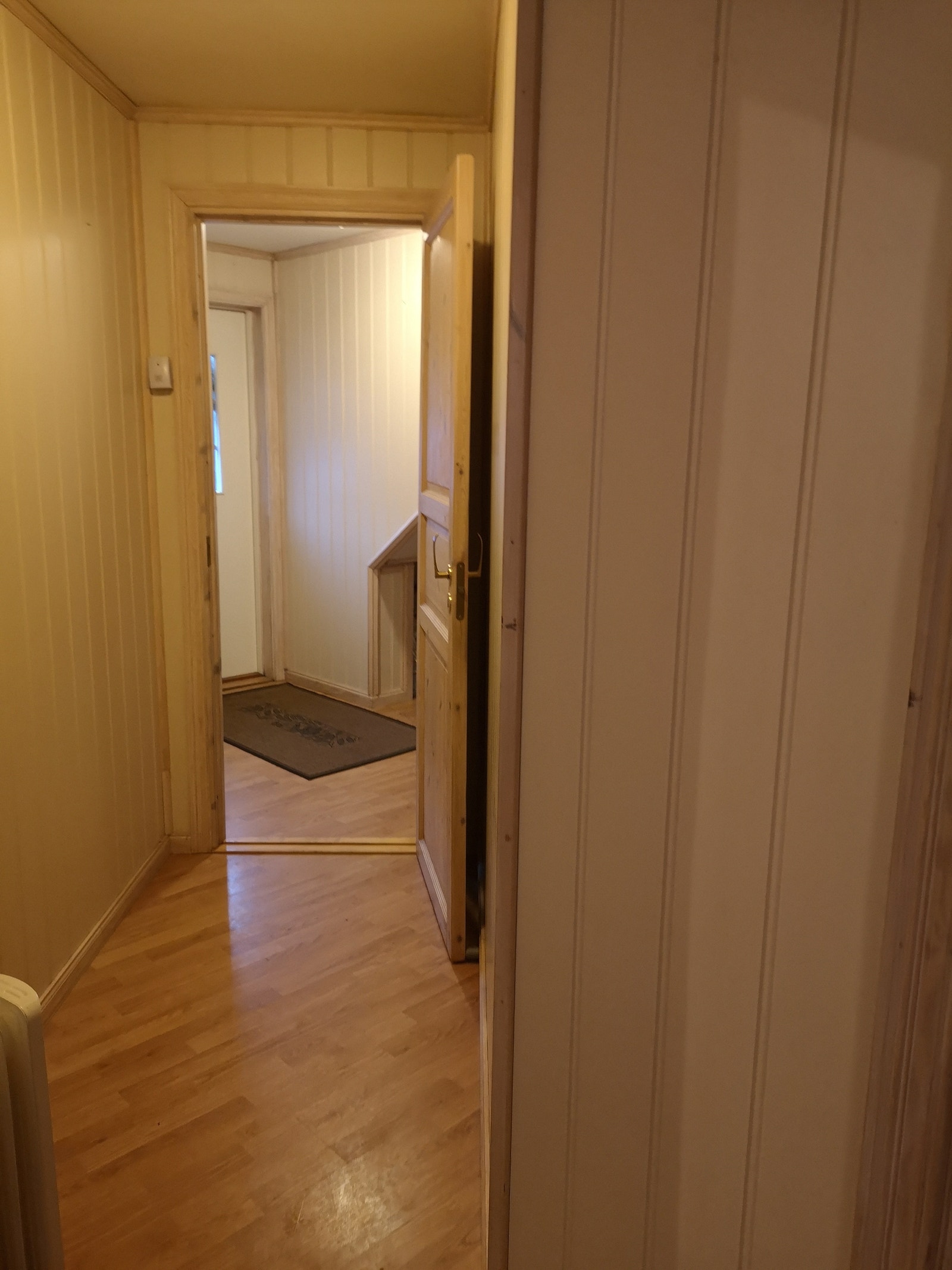 Gang inn mot stue. Galleribilde