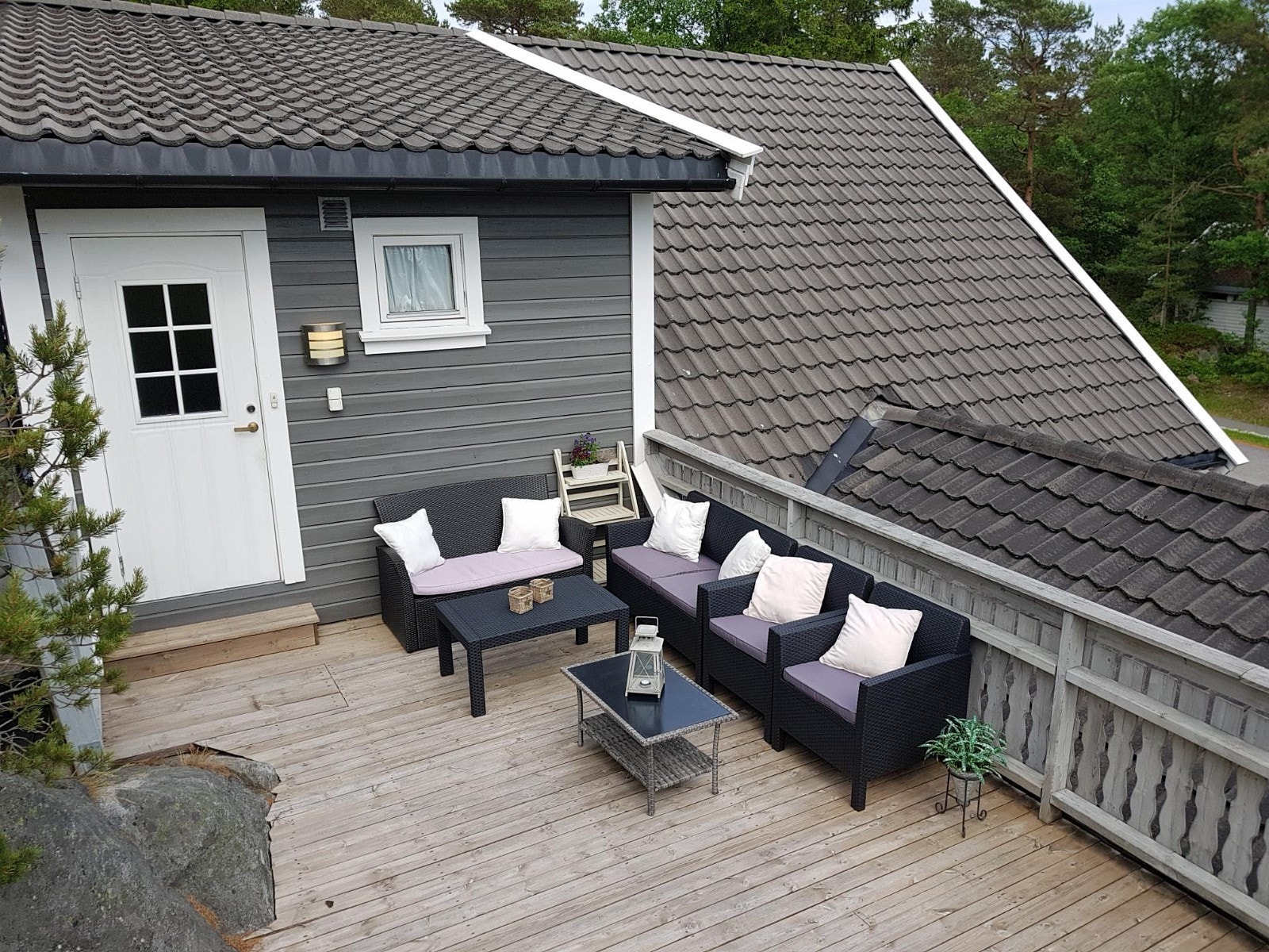 Terrasse, Sommer. Usjenert og solrikt. Galleribilde