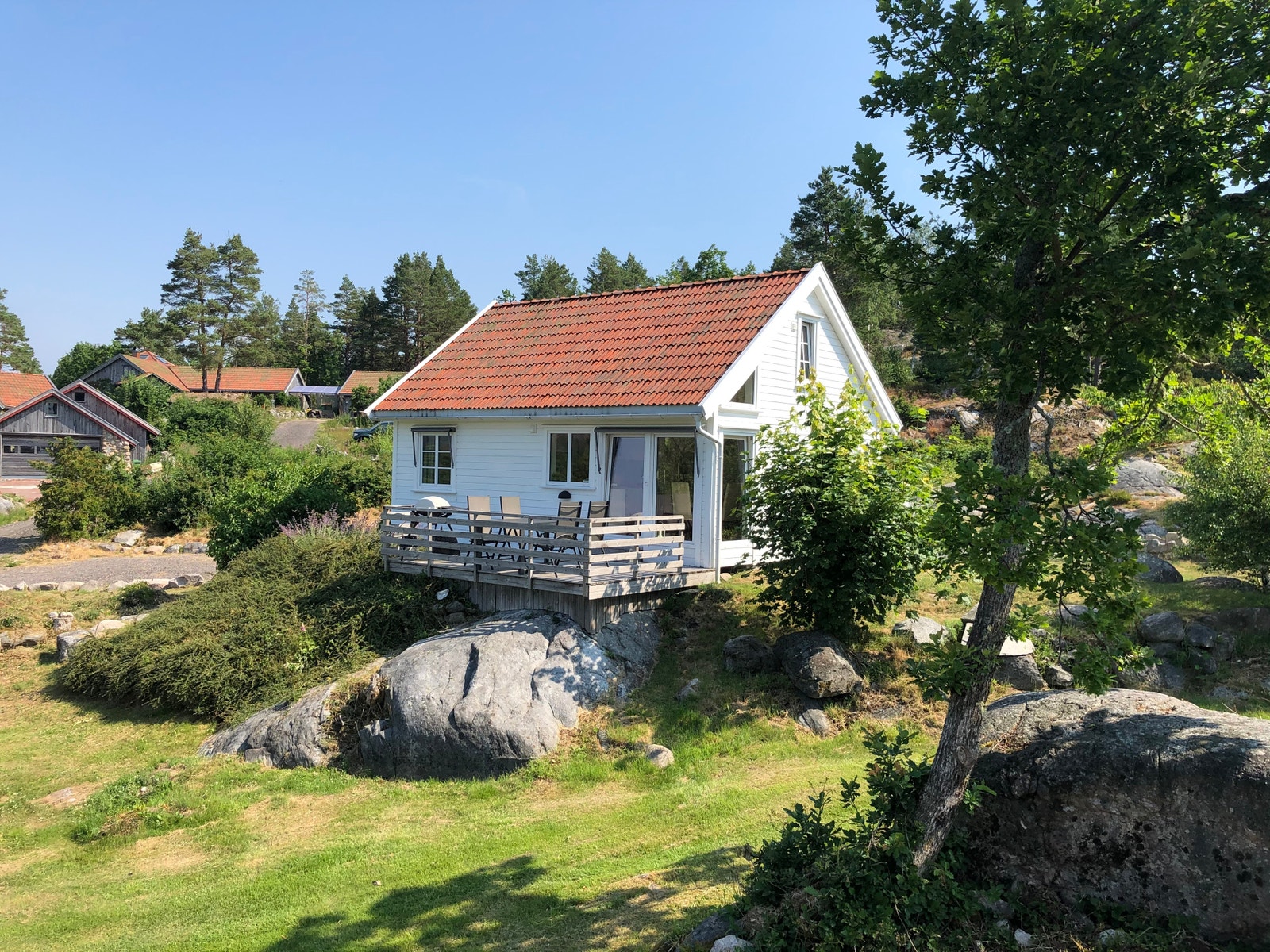 Lys og delikat innredet hytte nær sjøen Galleribilde