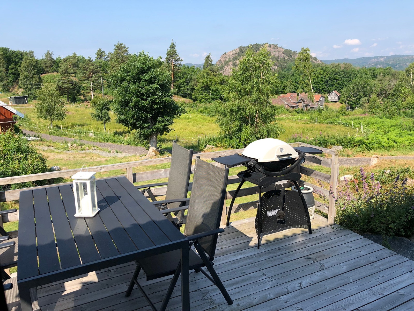 Solrik uteplass med hagemøbler og gassgrill Galleribilde