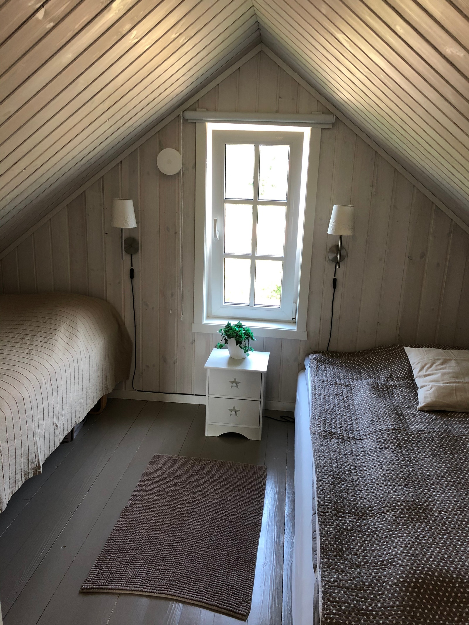 Soverom 2 i 2.etg med dobbeltseng (140x200) og enkeltseng (90x200) Galleribilde