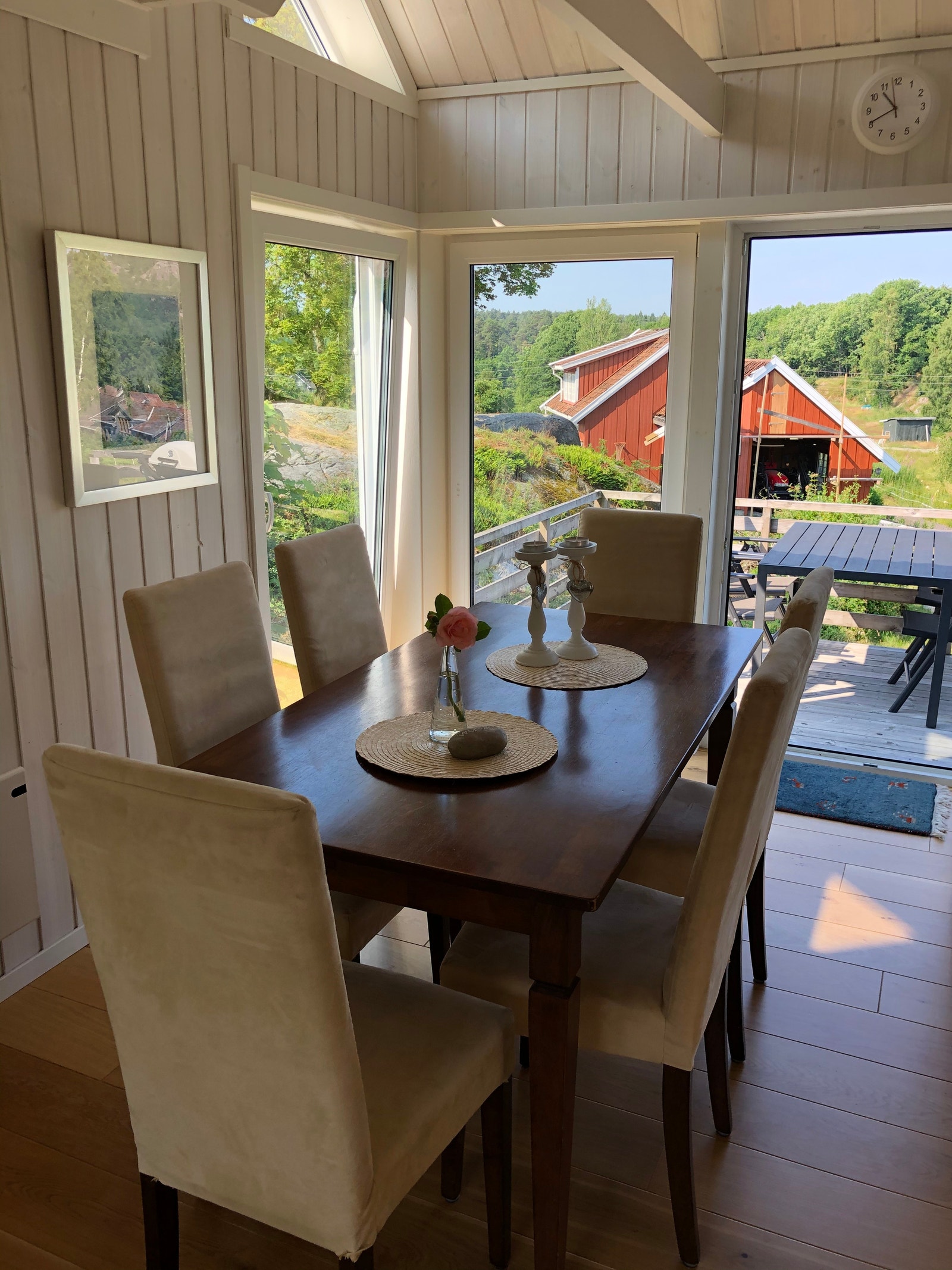 Spisestue med verandadør og store vinduer Galleribilde