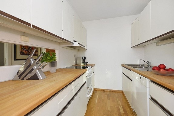 Kjøkken fra stuesiden litt kortere kjøkkenbenk nå. Galleribilde