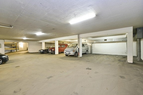 Garasjeplass med avmerket plass og lademulighet må betale ekstra for ev leie av garasje/garasjeleie avtales spes. Garasje er leid ut nå! Galleribilde