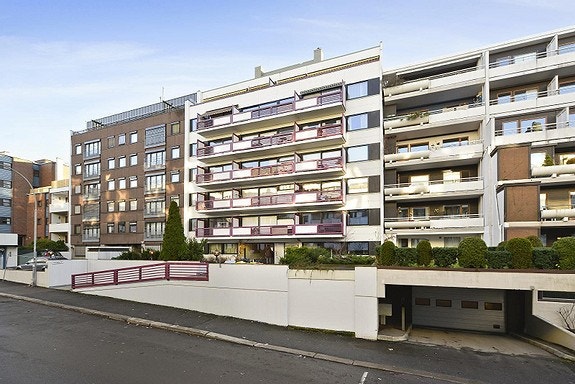 Gården Parkveien 19 (navn på sameiet) adr.Grønnegata 7 sett fra oppsiden. Galleribilde