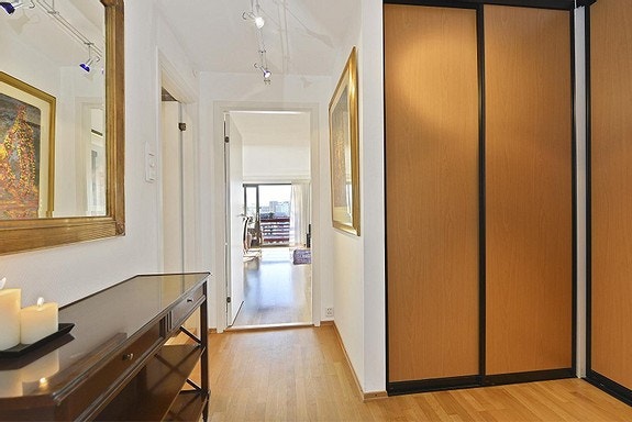 Gang fra inngangsdør .Ringeklokke i gang med tv og man ser de som kommer. Galleribilde