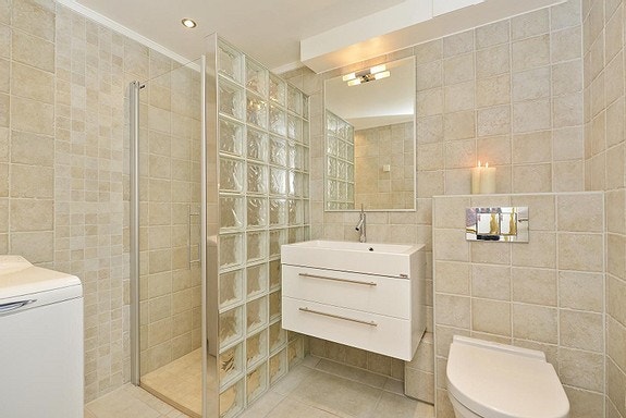 Bad med fine marmorfliser og god belysning nye soylrør og god utlufting. Galleribilde