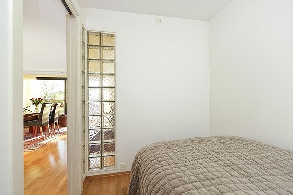 Soverom ett og ett soverom til små men godkjent str. og noe større etter rehabilitering leilighet. Galleribilde