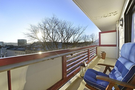 Balkong med fin utsikt fra 5.etg mot Parkveien 19 Nå er balkong malt i lyse farger. Galleribilde