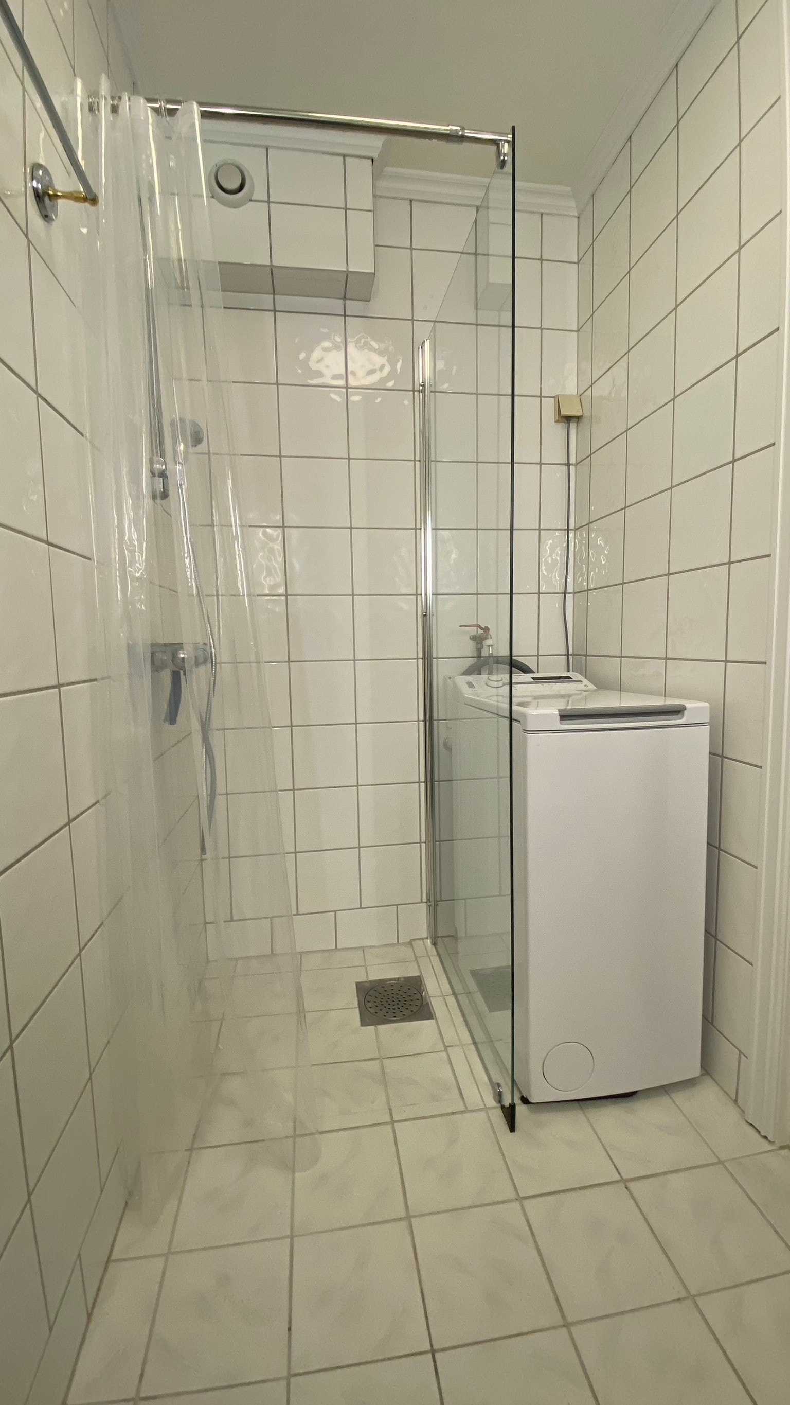 Bad med vaskemaskin Galleribilde