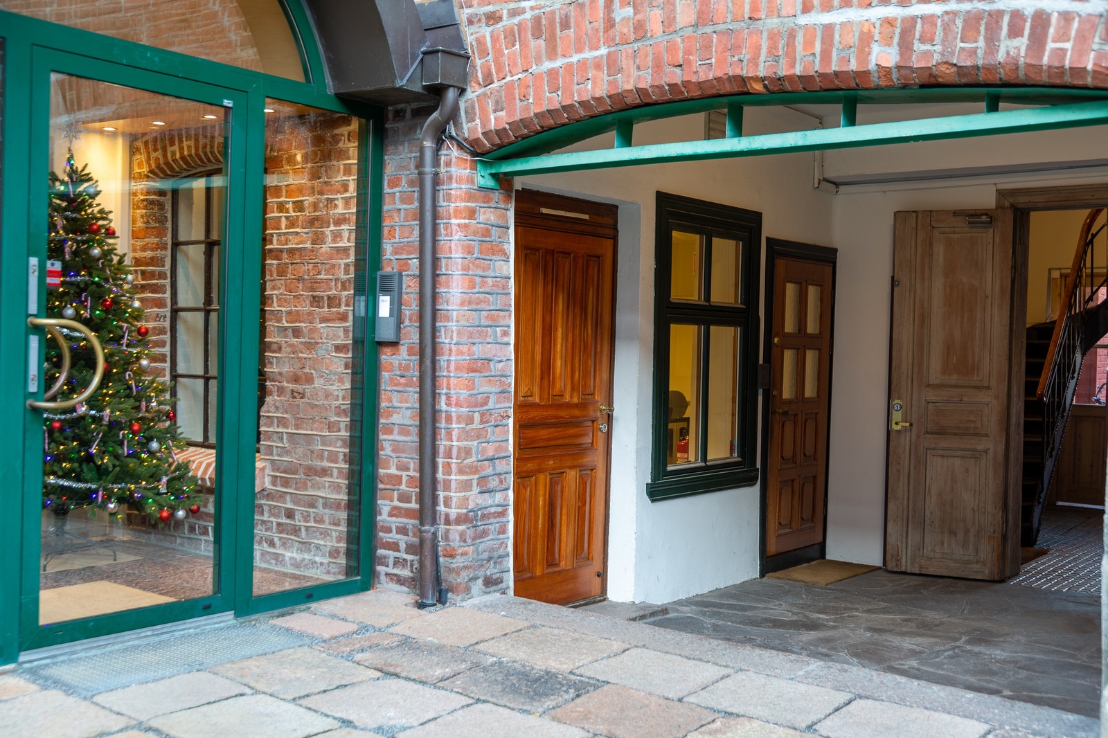 Inngang er gjennom teakdøren midt på bildet Galleribilde