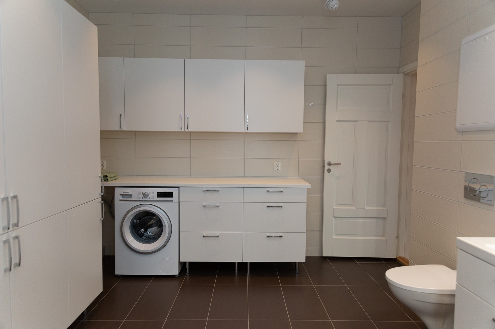 Vaskemaskin og mye skapplass på badet Galleribilde