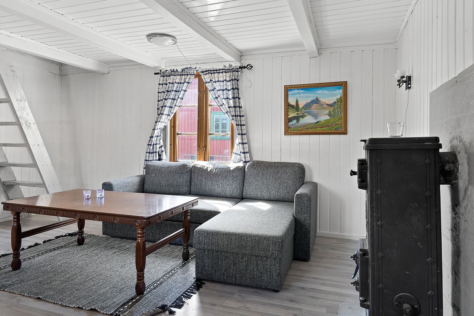 Sovesofa og trapp opp til annen etasje Galleribilde