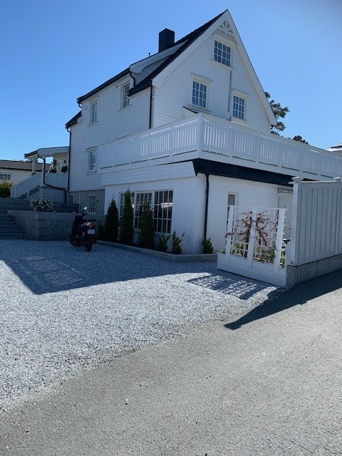 Hybelfront sett fra rolig sidegate (blindvei) Galleribilde