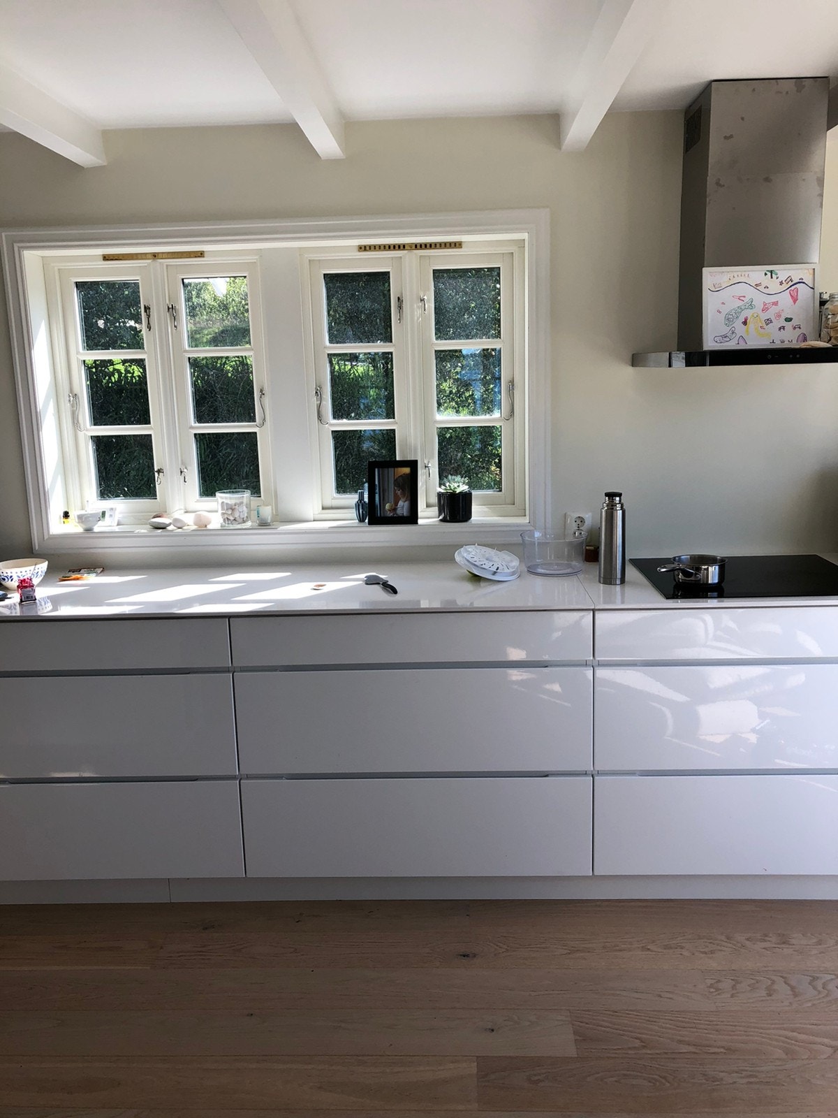 moderne kjøkken med servise, bestikk, kokekar etc. Galleribilde