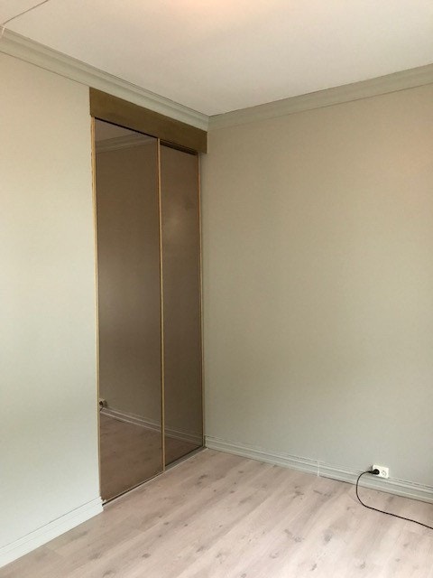 Skyvedørsgarderobe i tillegg til garderobeskapet. Galleribilde