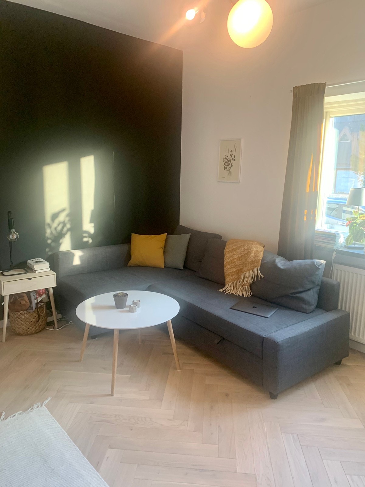 Hyggelig sofahjørne med pen fiskebensparkett. Helt ny sovesofa følger med. God takhøyde på 2,8 meter. Galleribilde