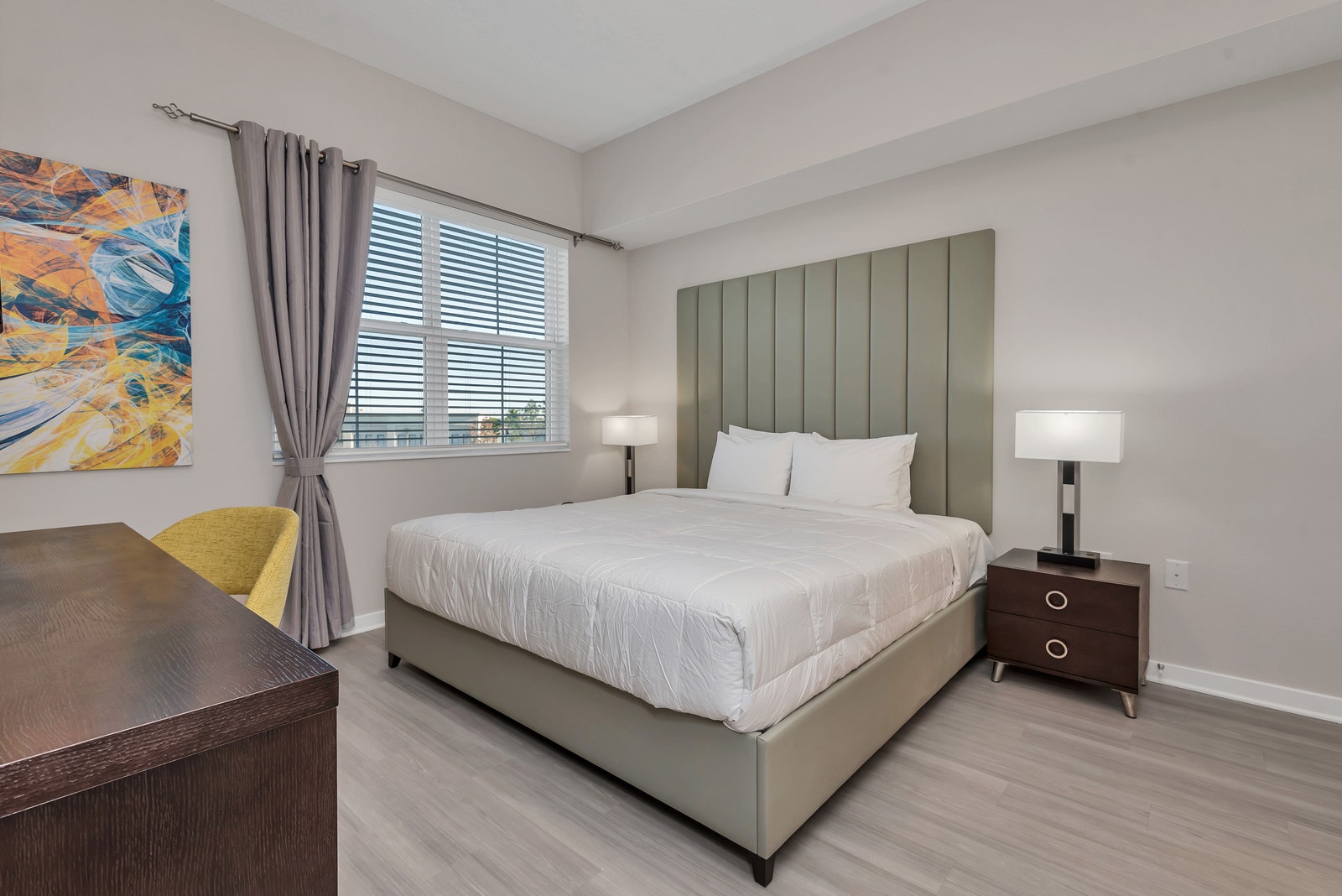 Master bedroom kingbed Galleribilde