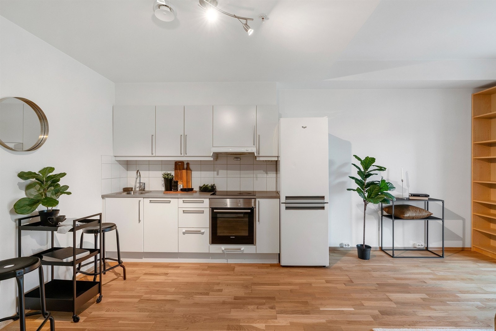 Big kitchen with open solution to the living room Galleribilde