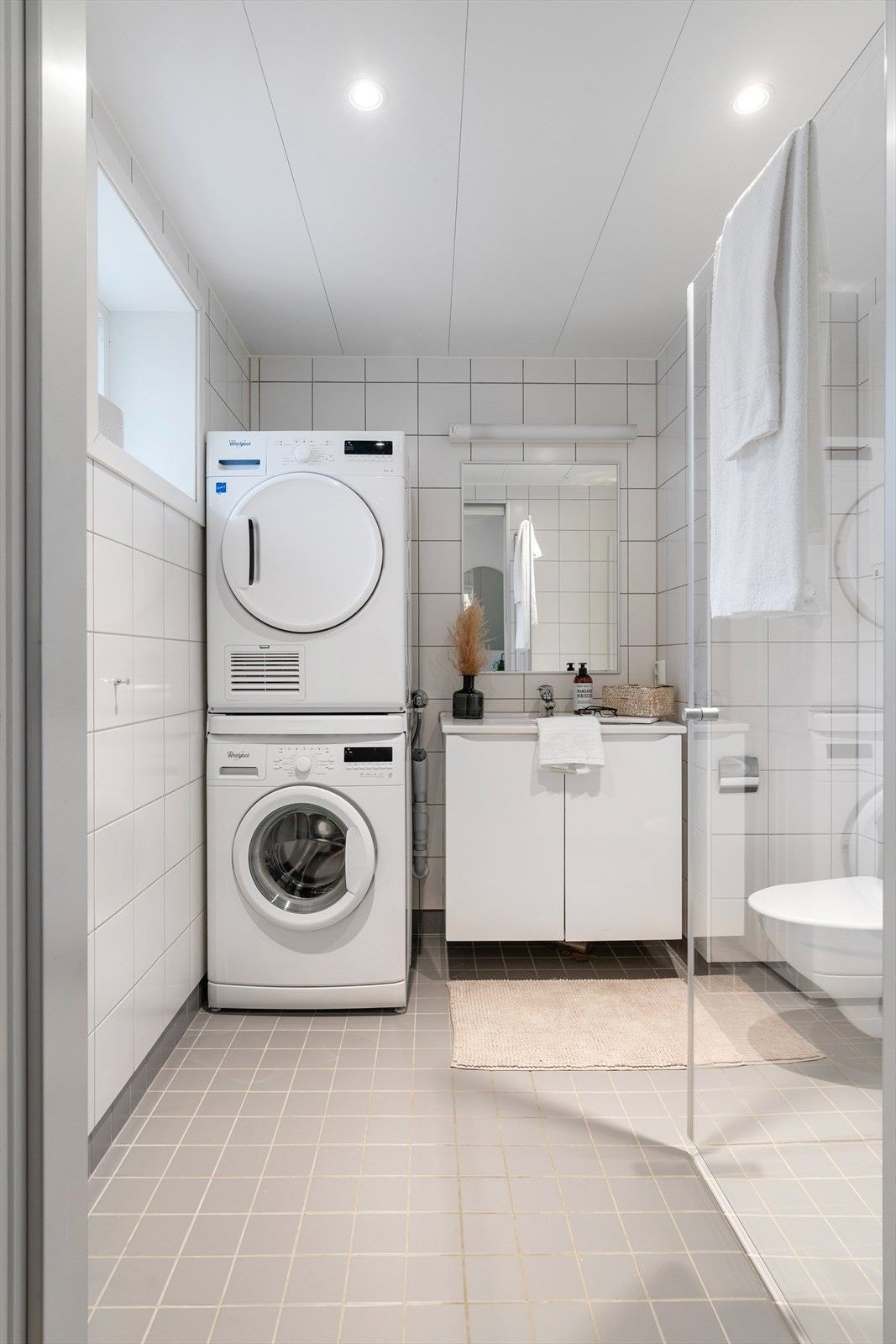 Big bathroom with washer and dryer incl. for your convenience. Galleribilde