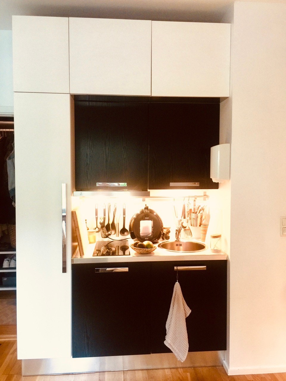 Lite kjøkken med kombiskap, koketopp, og frittstående mini-stekeovn hvis ønskelig (oppbevares i nedre kjøkkenskap til høyre). Galleribilde