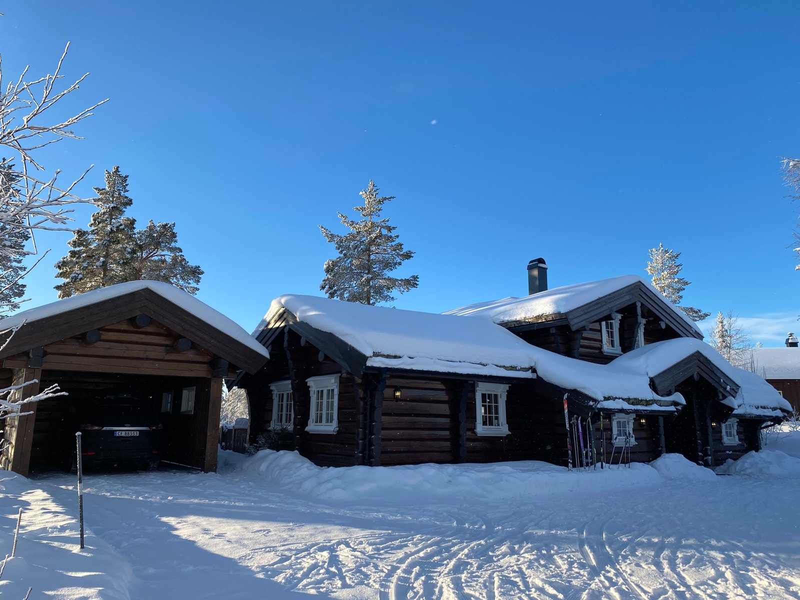 Innkjørsel til hytta. Her er det carport + plass til mange biler. Galleribilde