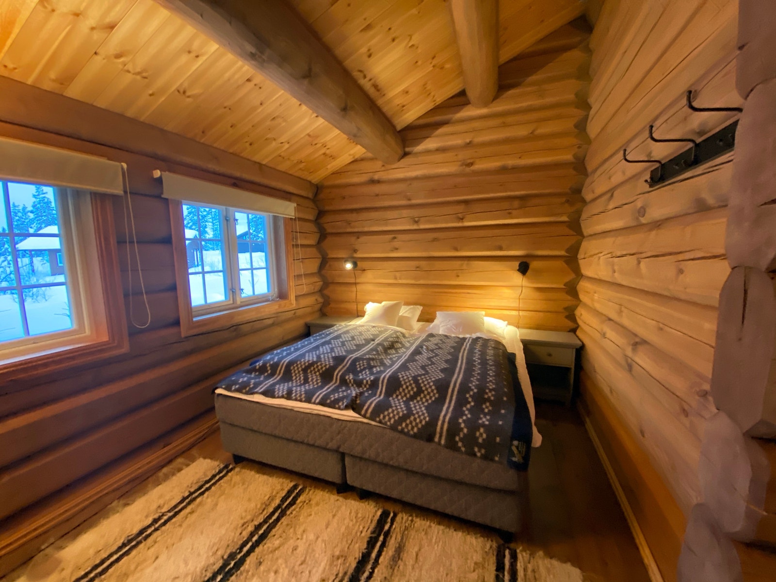 Soverom 1 i første etasje. Bred send på 180 centimeter. Galleribilde