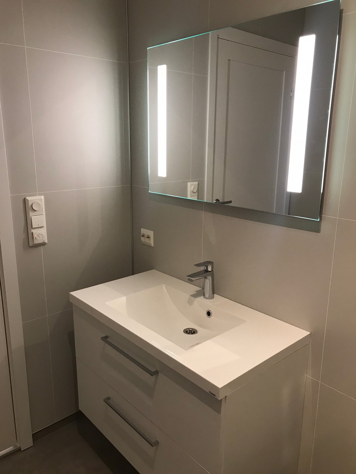 Innredning bad og speil med lys Galleribilde