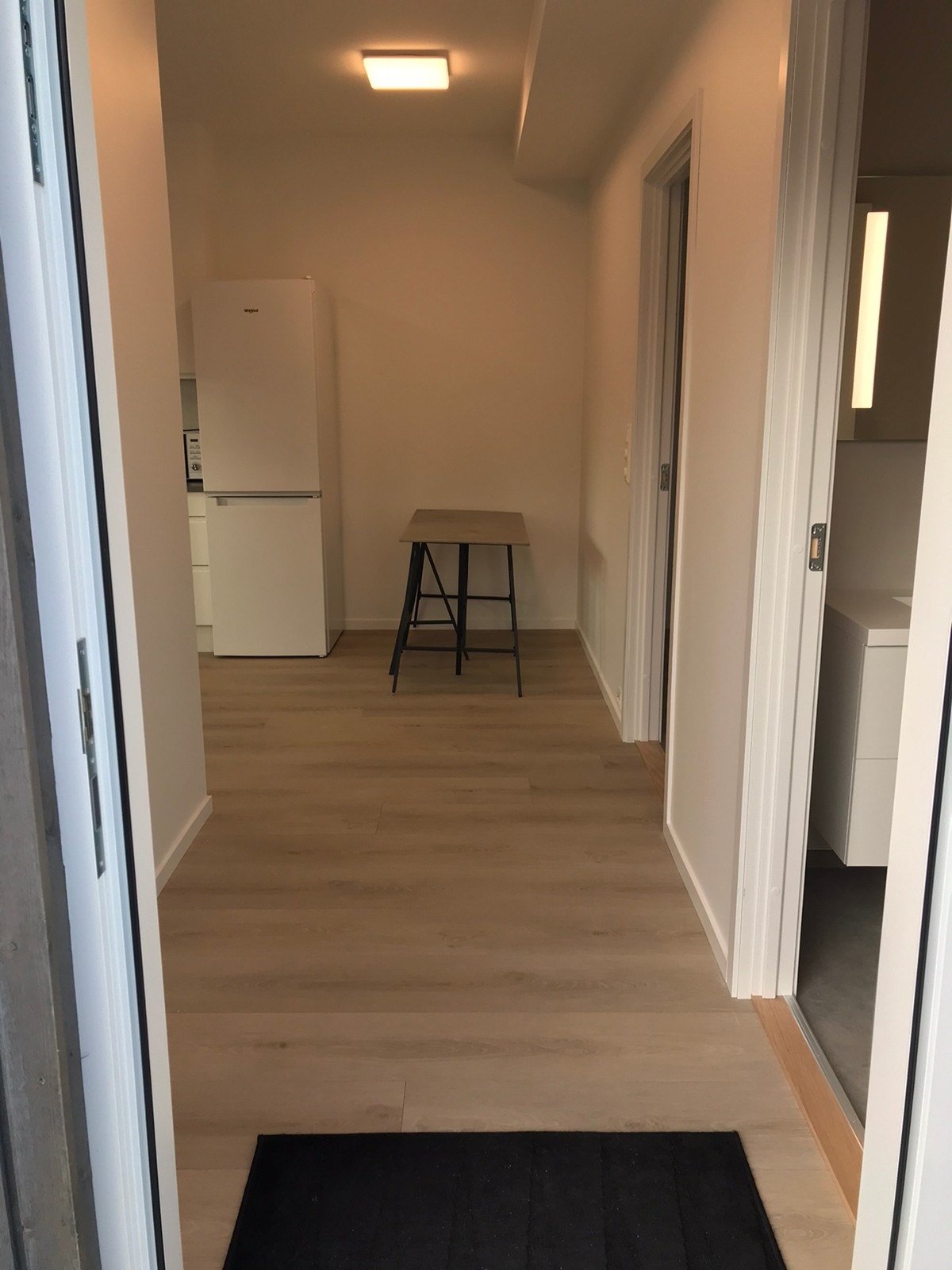 Gang og plass til kjøkkenbord Galleribilde