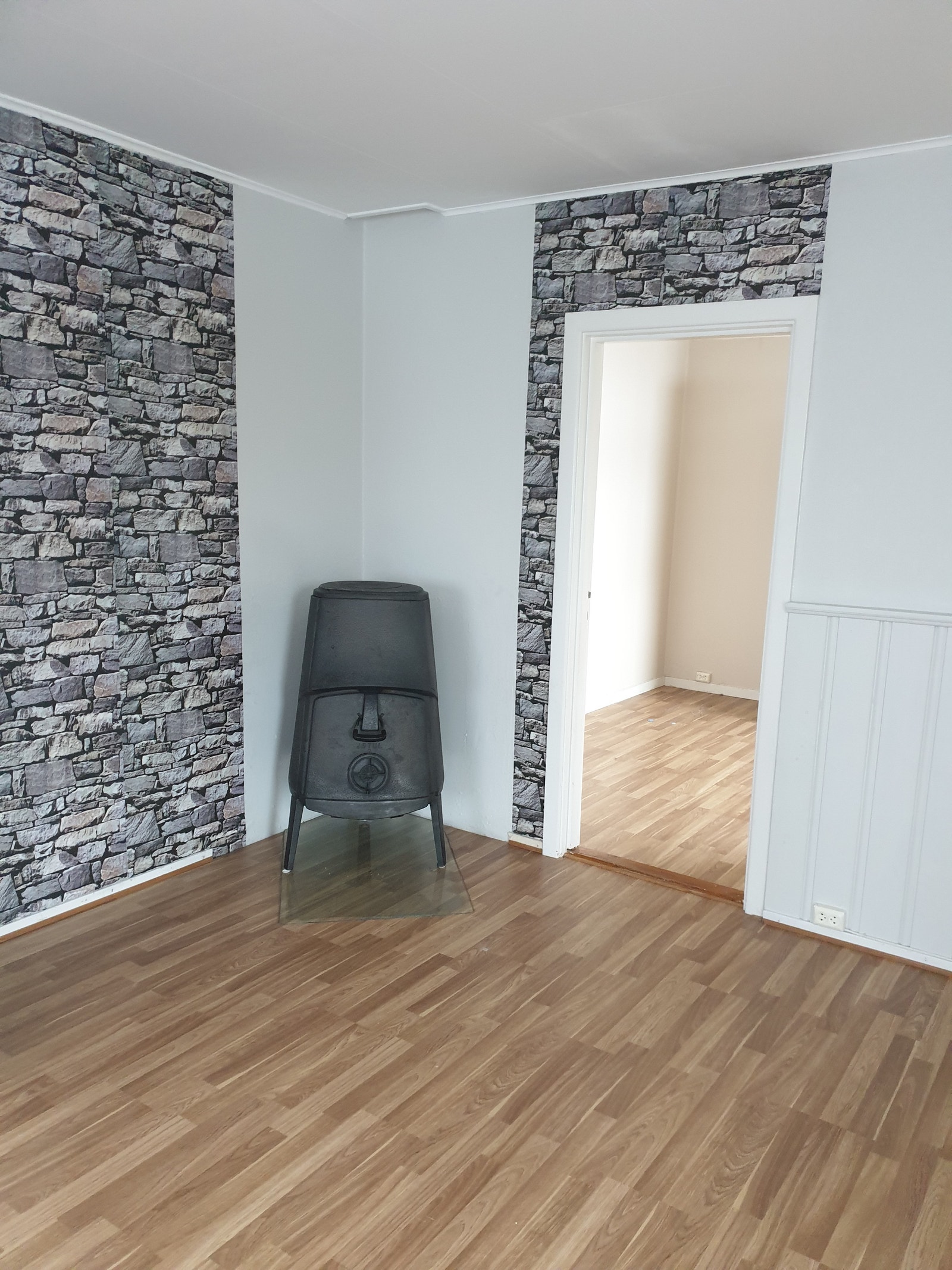 det er vedovn i stuen Galleribilde