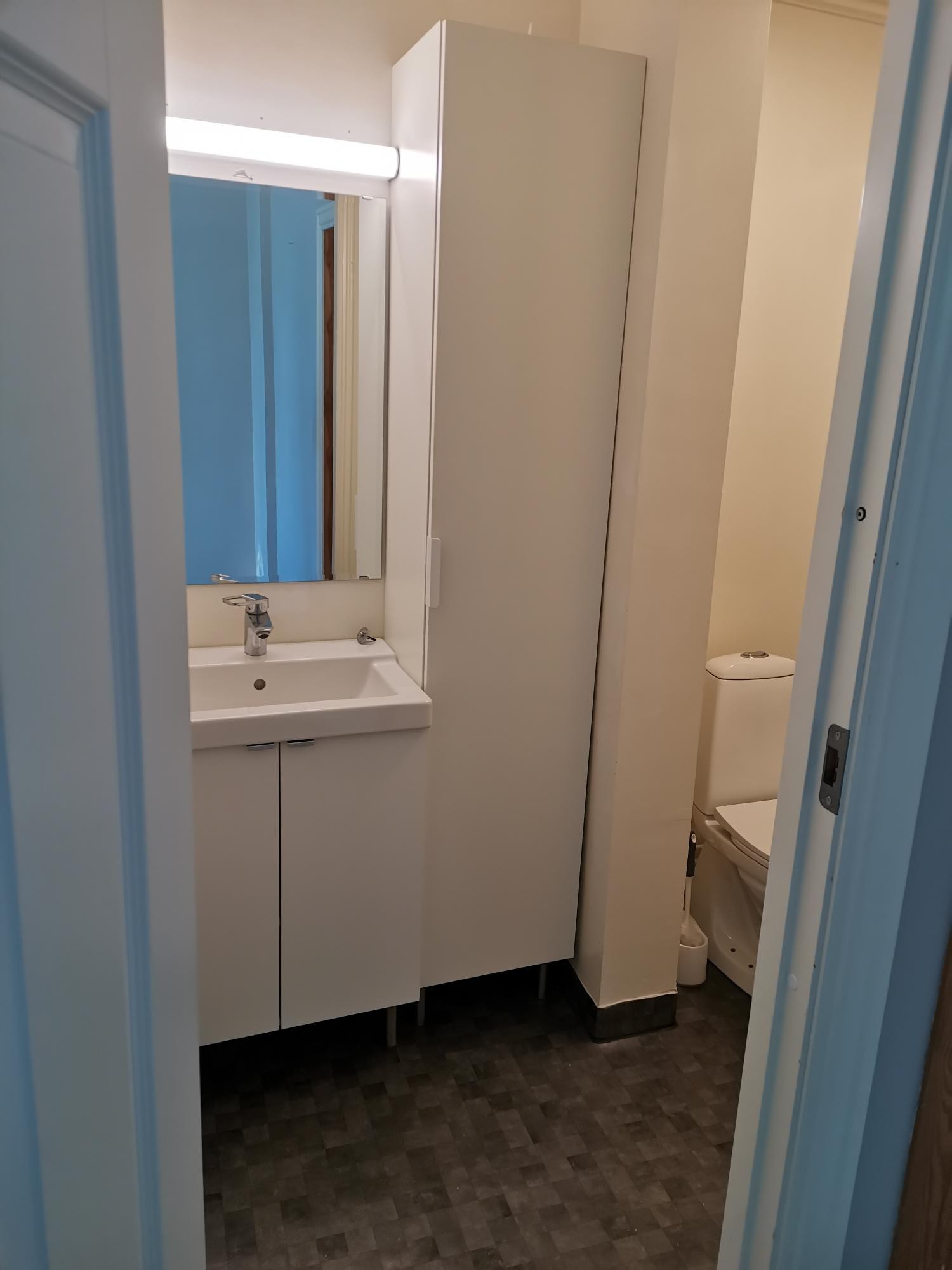 Bad med servant, skap, dusjkabinett, toalett og vaskemaskin. Galleribilde