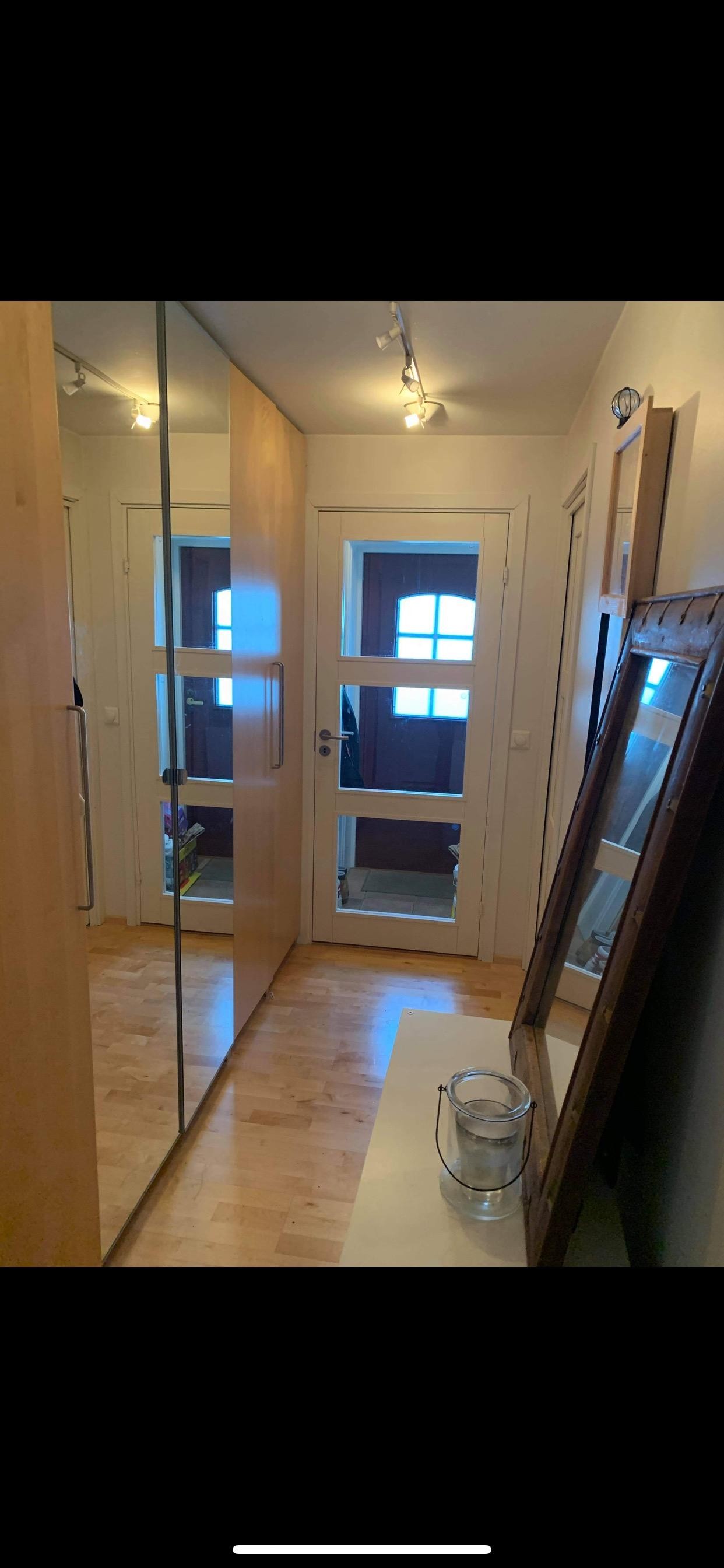 Garderobeskap med innredning. Galleribilde