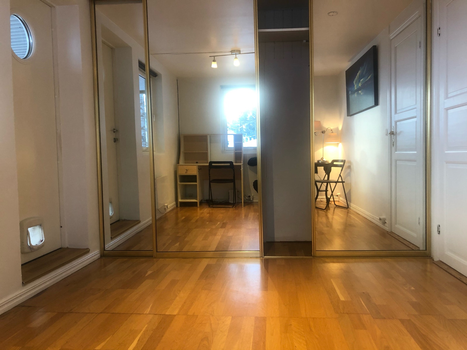 stue med god skapplass Galleribilde