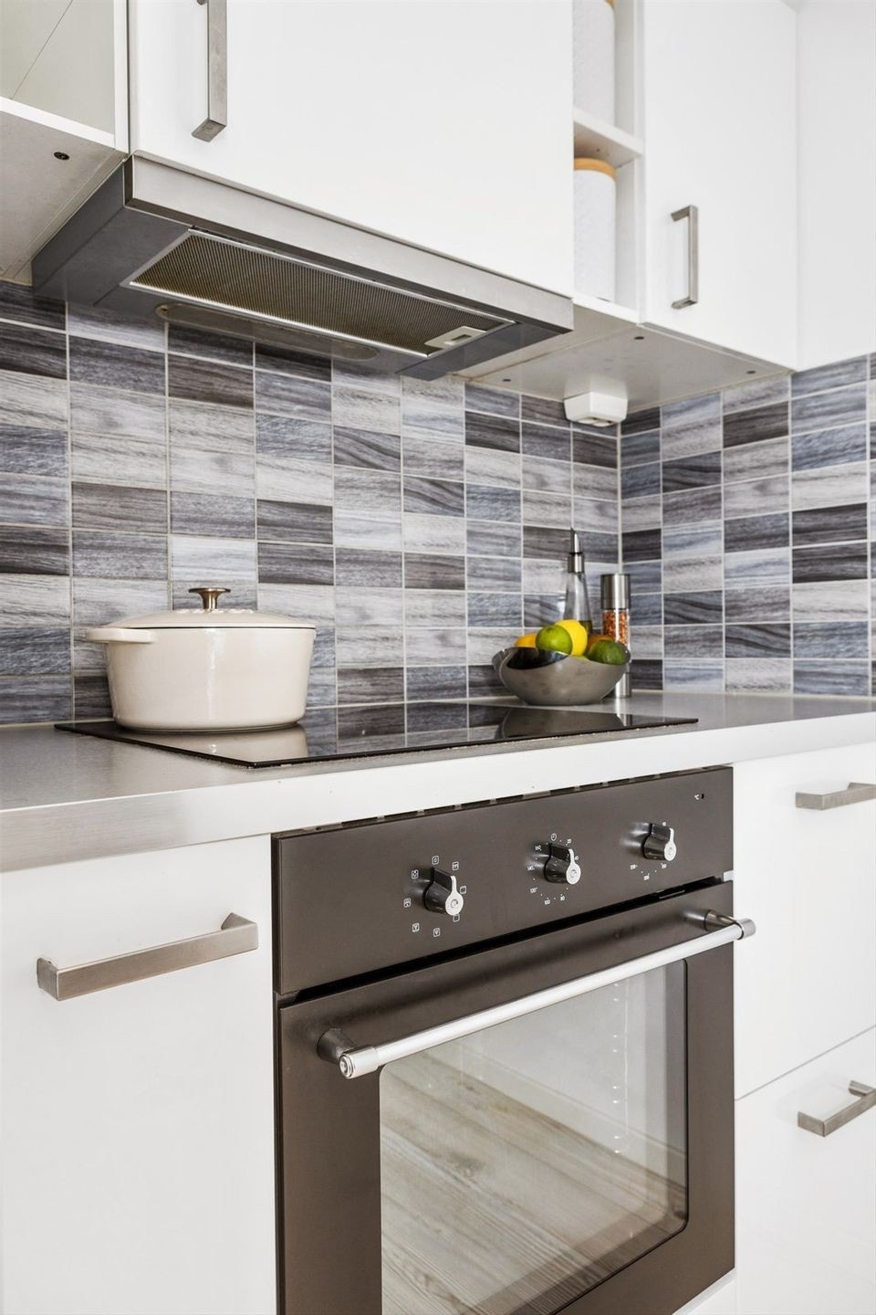 Kjøkkenet er utstyrt med hvitevarer som komfyr, platetopp, oppvaskmaskin, kjøl/ fryseskap og ventilasjon Galleribilde