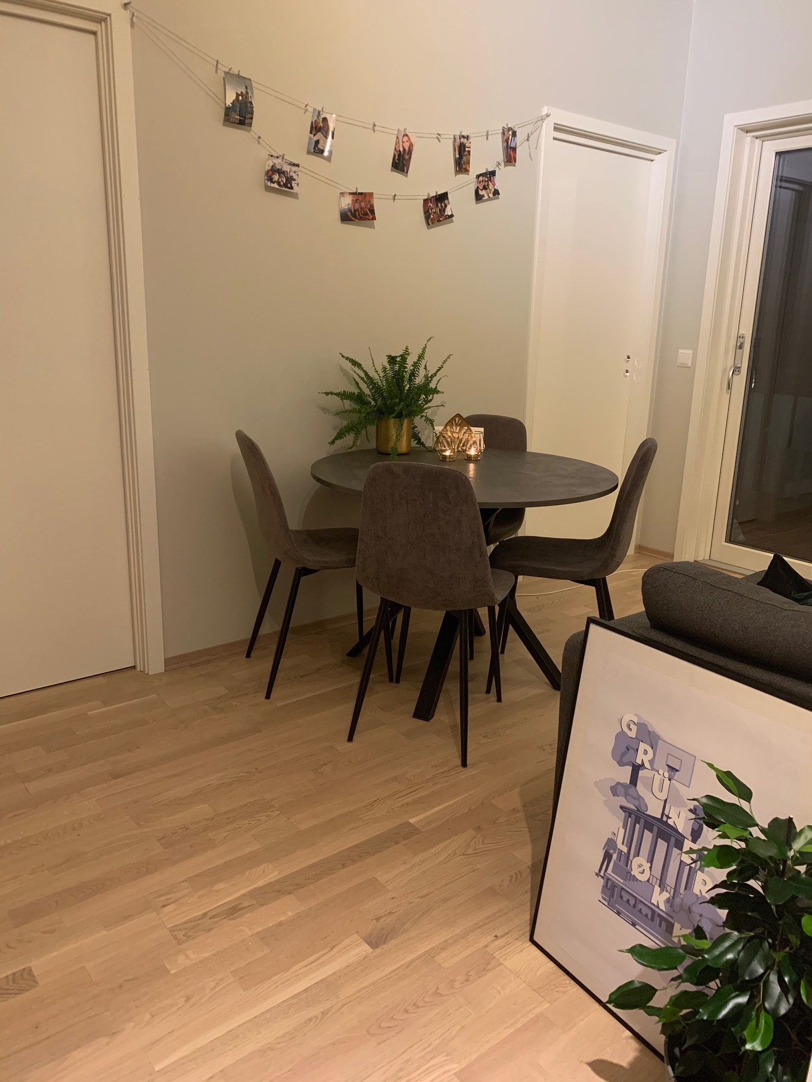 Stue/spiseplass med inngang til soverom1. Bilde fra nåværende leieboer. Galleribilde