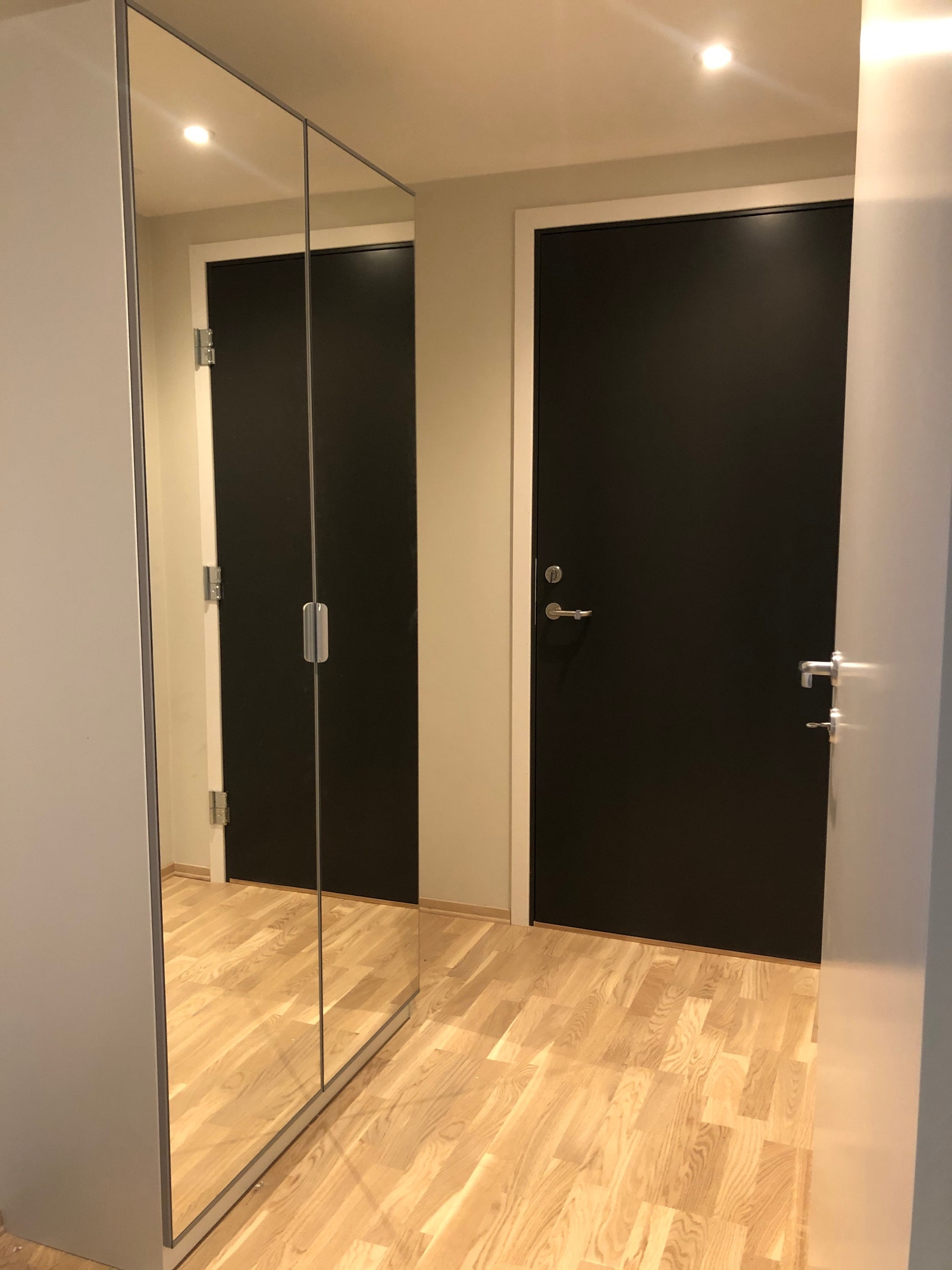 Gang med montert speilskap Galleribilde