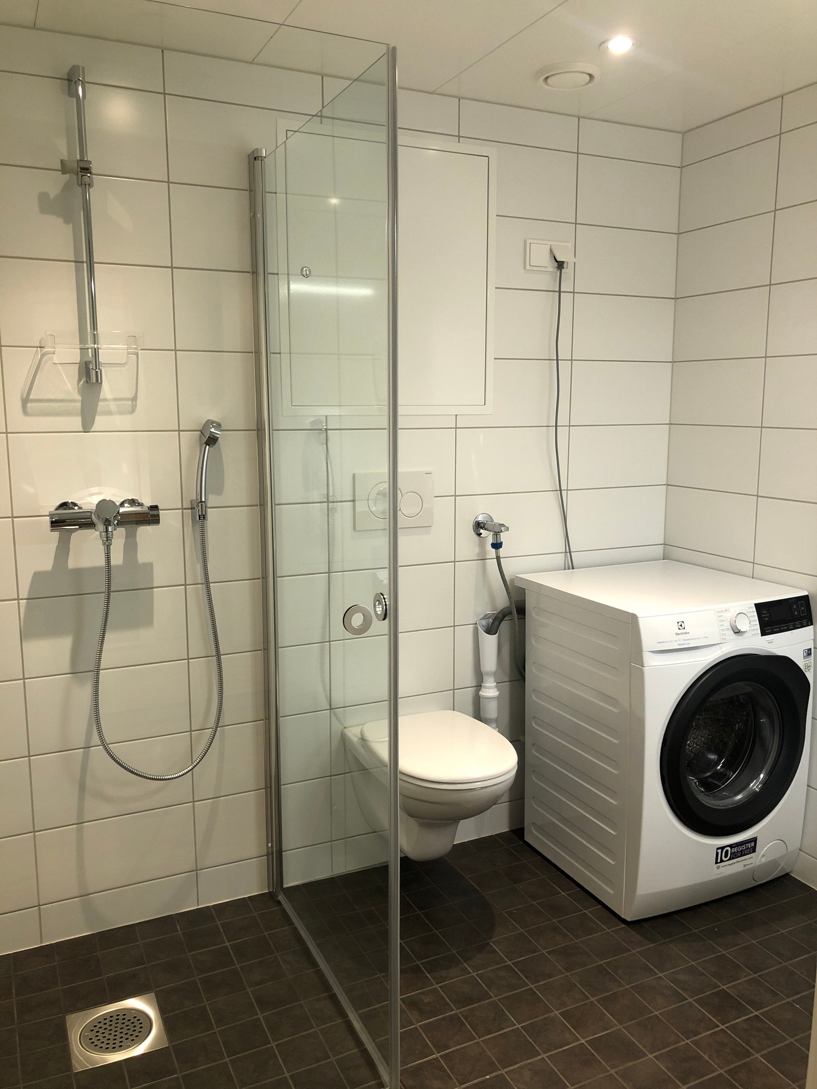 Flislagt bad med vaskemaskin Galleribilde